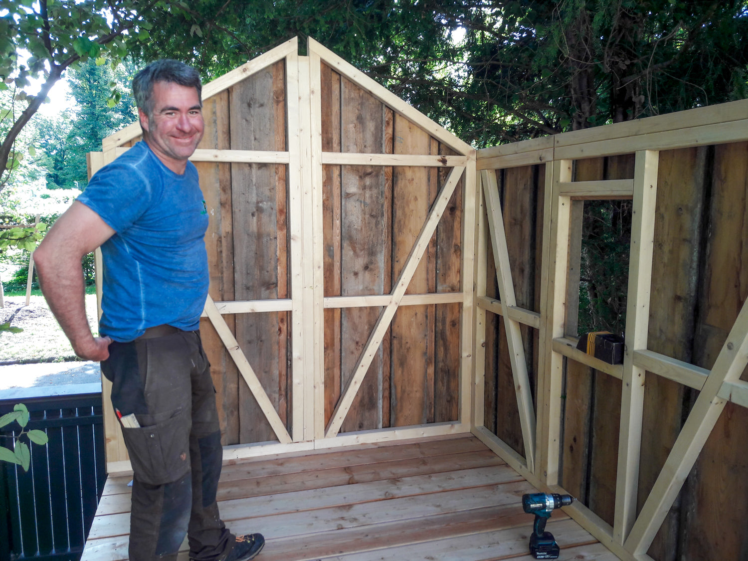 Johannes Baumbaron strahlt über beide Ohren - im DIY Baumhaus Himmel