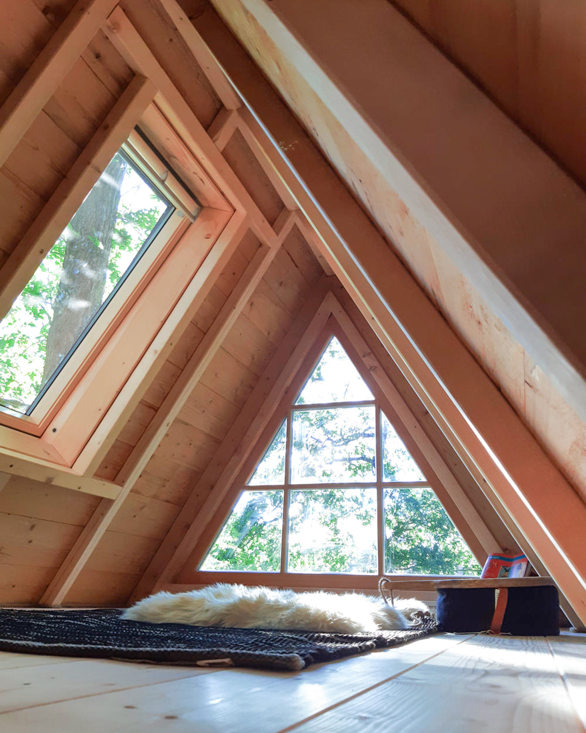 Baumhaus bauen lassen – Profi-Baumbaron Zimmermann, Dreiecks Fenster Innenausbau gemütliche Liegefläche