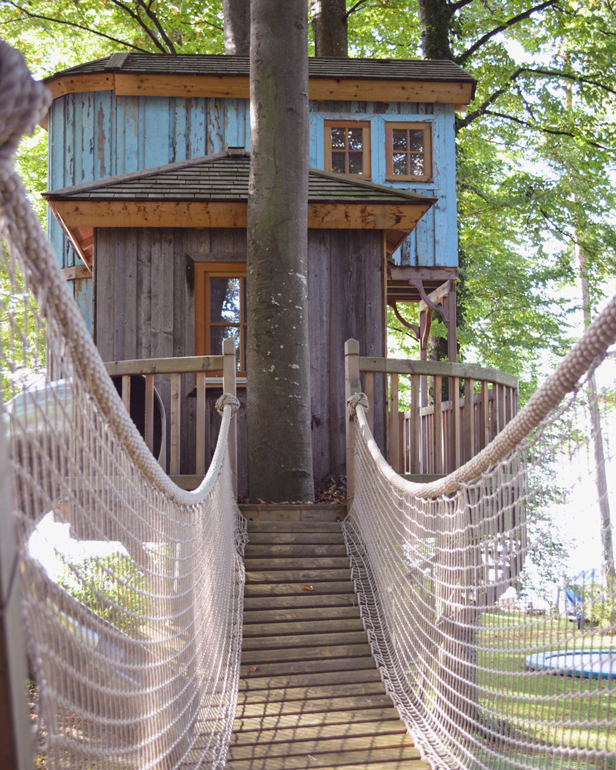 Baumhaus bauen lassen – Profi-Baumbaron Zimmermann, Hängebrücke mit Blick auf 2 Baumhäuser und Baum