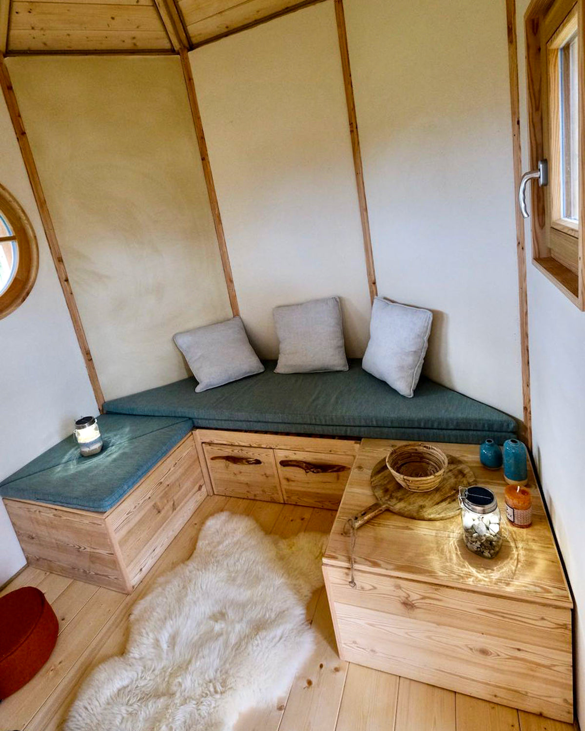 Baumhaus bauen lassen – Profi-Baumbaron Zimmermann, Lehmputz Wände gemütliche Sitzecke