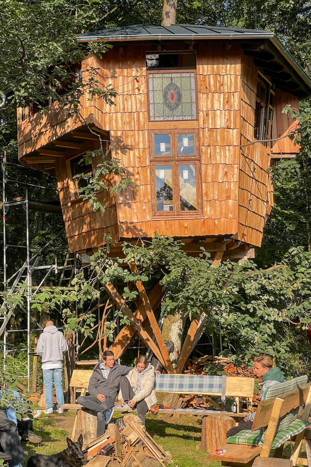 Baumhaus bauen Design – schönes DIY – Baumhaus im Hexagon Stil für Freunde – buntes Fenster – Holzschindel Fassade – Profi Hardware Fachhandel TheTreehouse.Shop