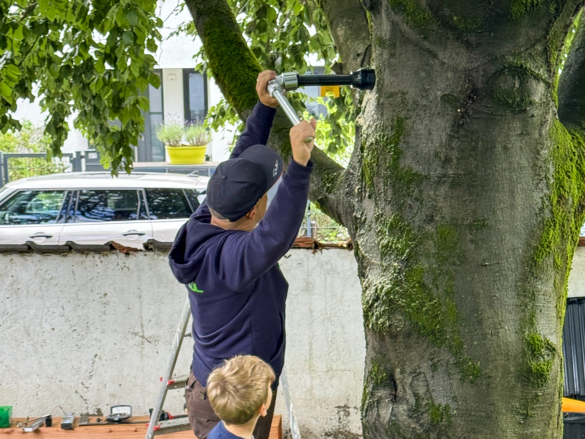 Profi Baumschraube kaufen – Baumhaus selber bauen –  Mann und Sohn befestigen Schraube in den Baum – Profi Hardware Fachhandel TheTreehouseShop Home
