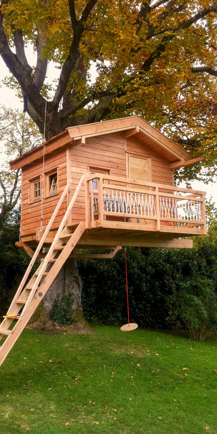 Hanging treehouse with bed - by baumbaron GmbH