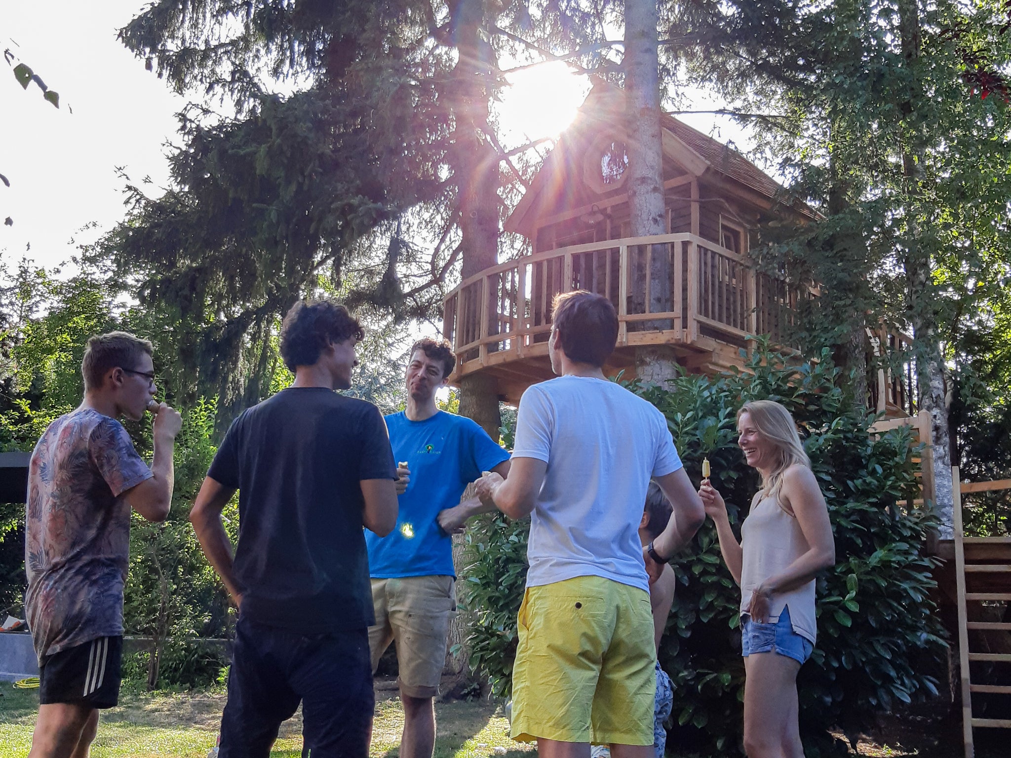 Baumhaus Inspiration DIY – Geschafft! Glückliche Familie im Garten genießt das fertige Baumhaus Profi –Baumschraube kaufen  – Profi Hardware Fachhandel