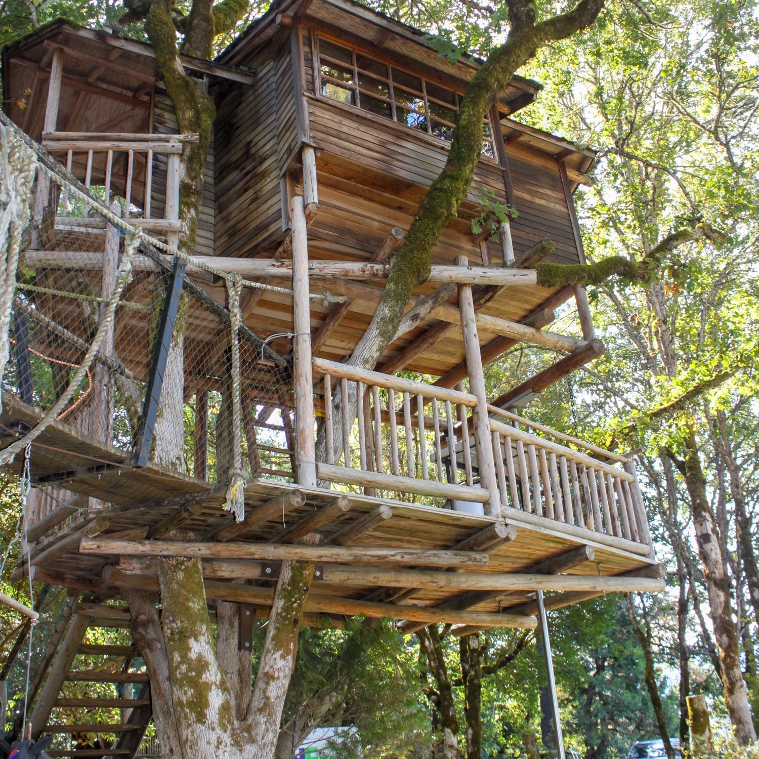 Old treehouse build by Michael Garnier (Garnier Limb) - Out'n'About Treehouse Resort - Oregon, USA