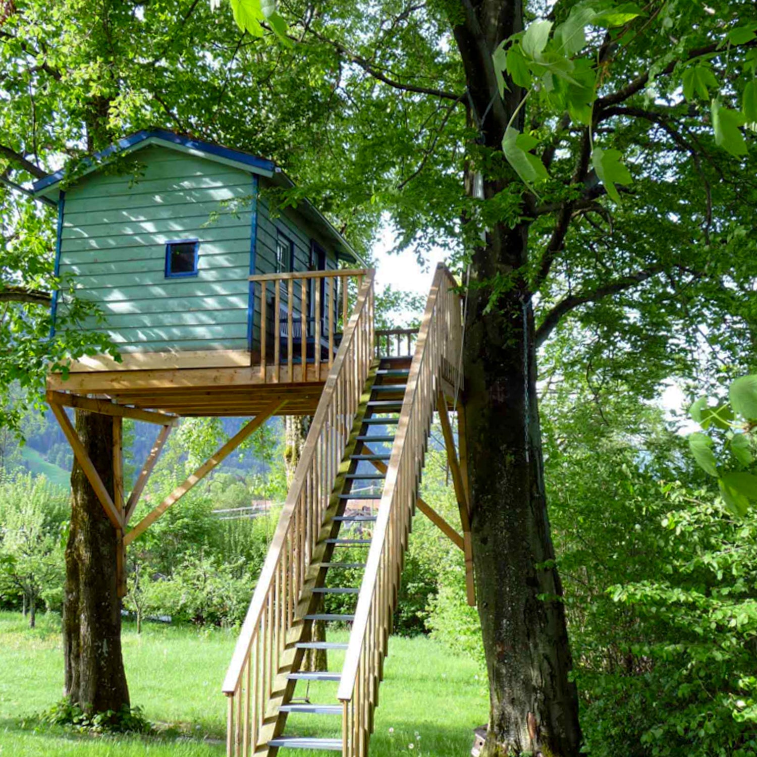 DIY summer treehouse for sleeping between two trees (by baumbaron)