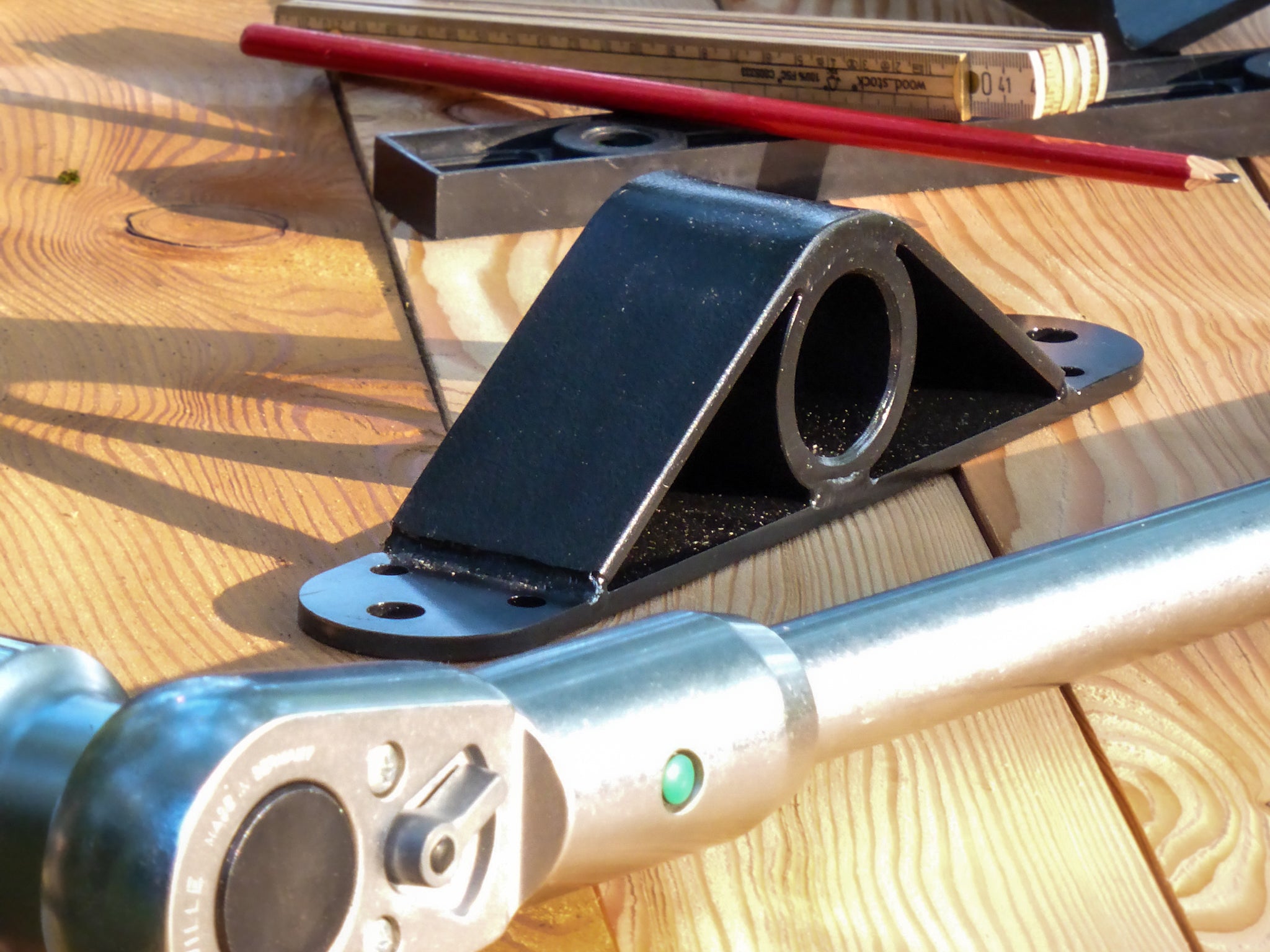 Baumhaus Material kaufen – das Werkzeug liegt auf dem Tisch –Hardware Fachhandel Baumschrauben TheTreehouse.Shop