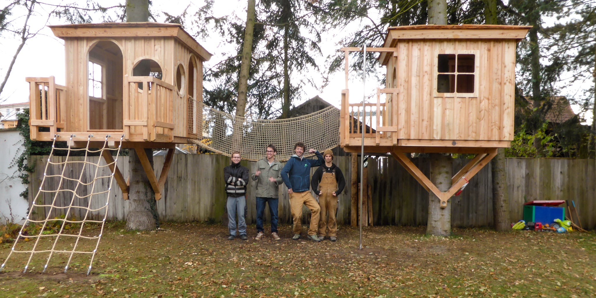 Baumhaus bauen für Kinder – DIY Bausatz zum Selberbauen für kleine Kinder zum Spielen Feuerwehr-Rutschstange Kletternetz Hängebrücke Profi Hardware Baumschrauben Fachhandel