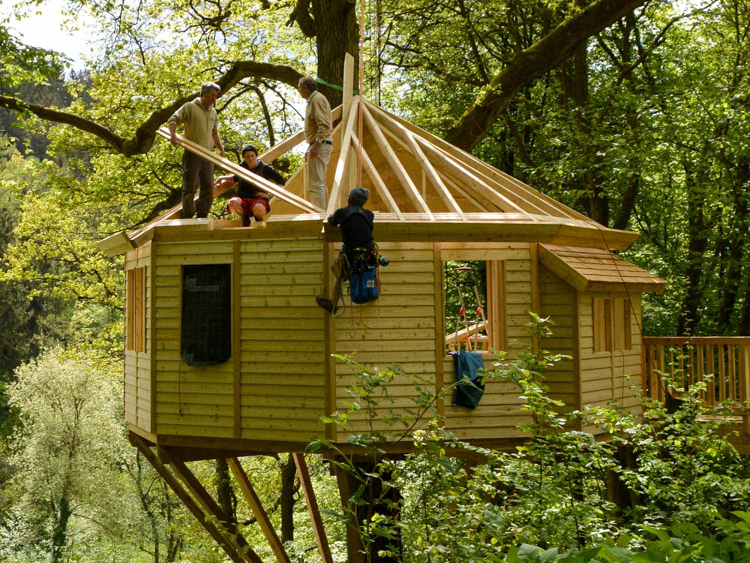 Baumhaus selber bauen – DIY Checkliste Anleitung Schritt für Schritt Baumhaus Team bei der Arbeit