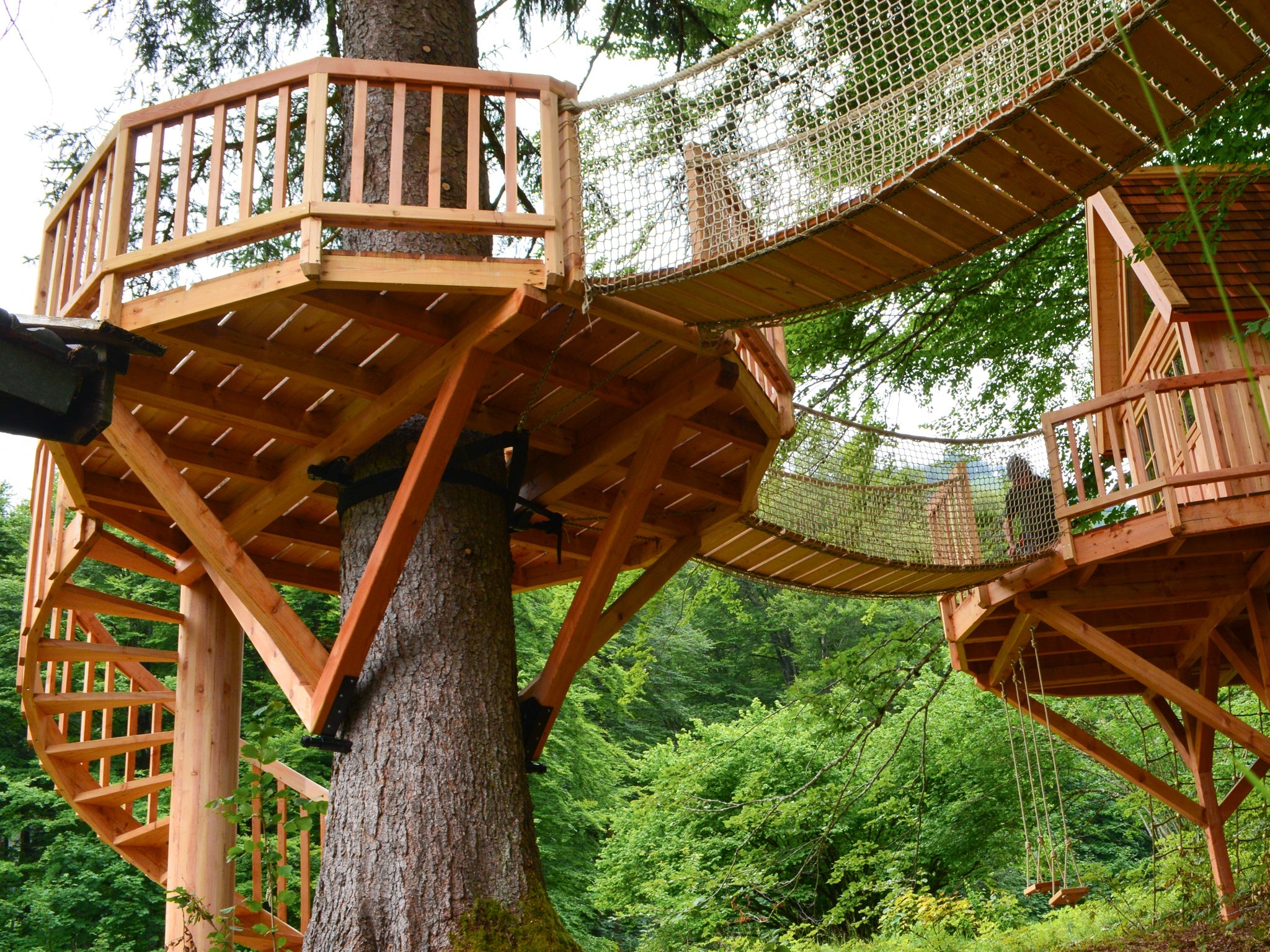 Baumhaus Plattform aus Holz am Baum befestigen mit Hängebrücke - Bausatz