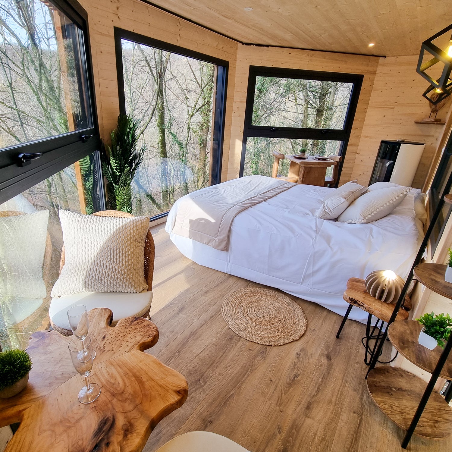 Baumhaus Inspiration DIY – Schönes Luxus-Baumhaus Hotel in Frankreich von Cabaneo – Profi Baumschraube kaufen – Baumhaus selber bauen – Profi Hardware Fachhandel