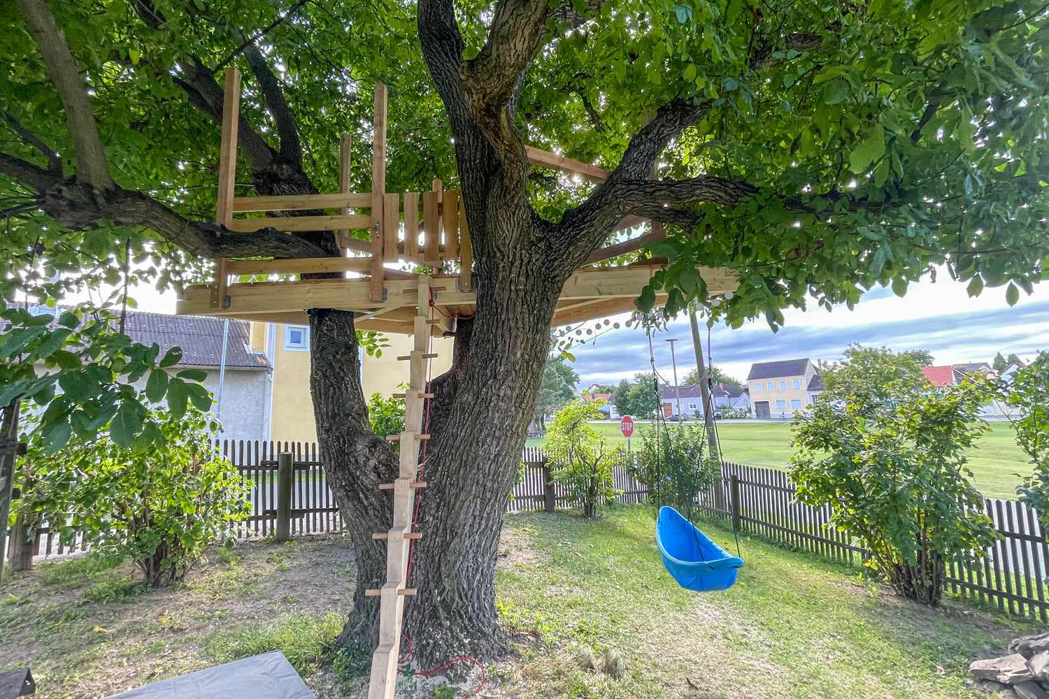 Baumhaus selber bauen – Plattform für kleine Kinder im Baum gemütlich und sicher Befestigung mit richtigen Baumschrauben GTS
