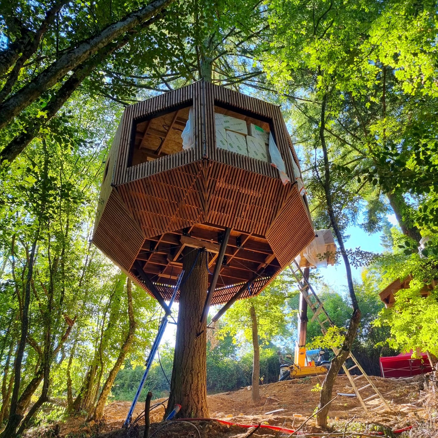 Baumhaus bauen Form – verrücktes hängendes Baumhausnest von Cabaneo, Frankreich