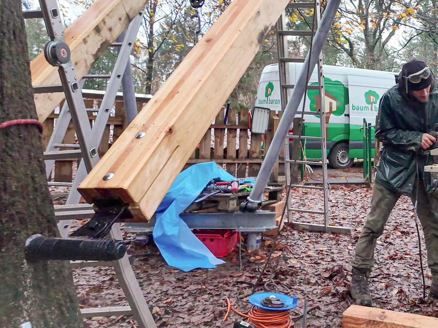 Baumhaus bauen DIY – Holzstrebe befestigen richtige Konstruktion