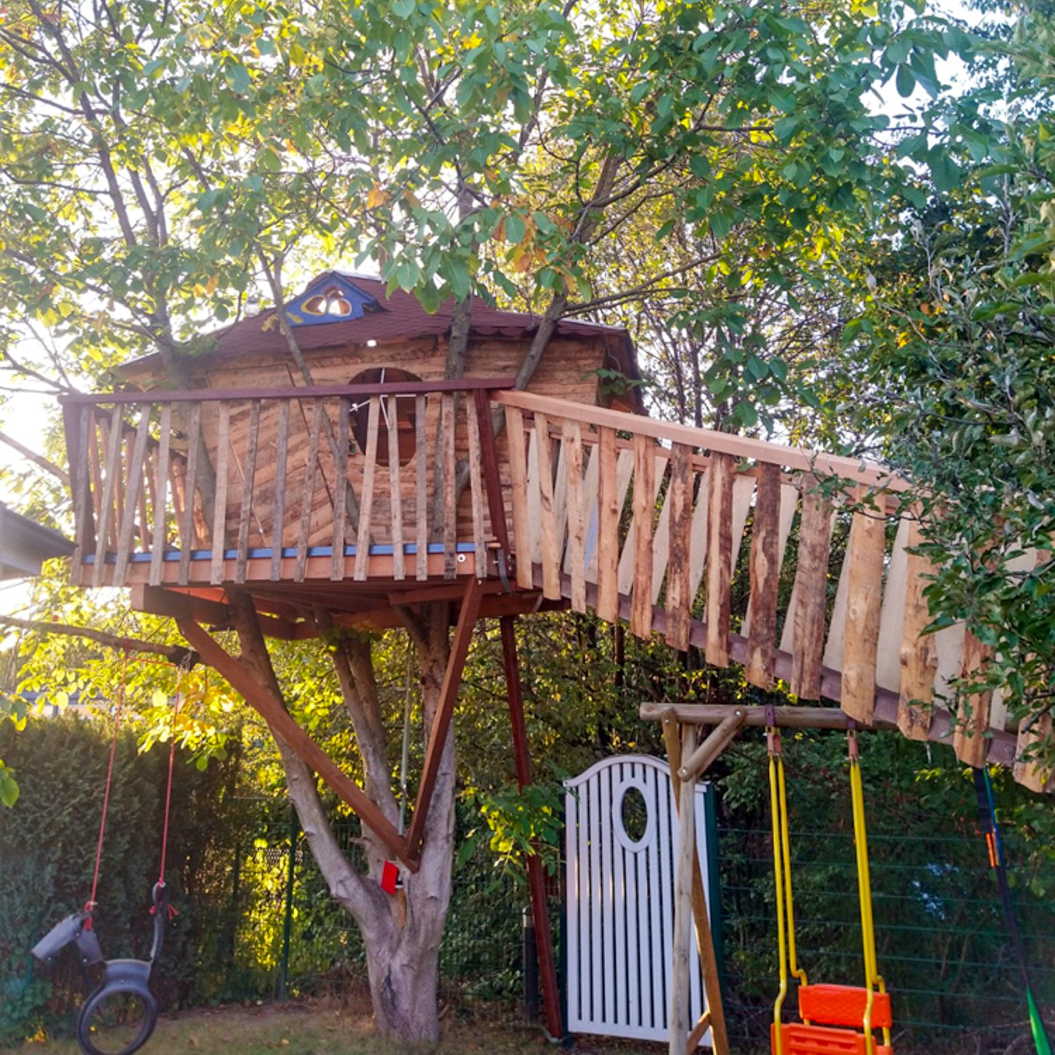 Small simple kids treehouse & playhouse in backyard