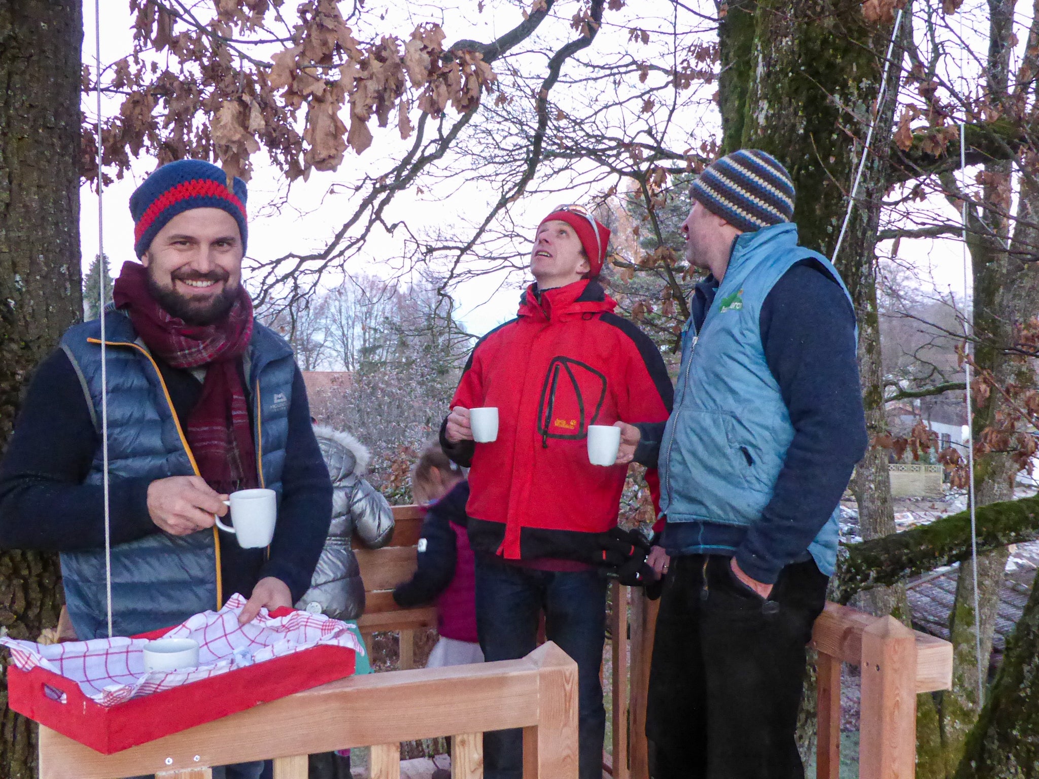 Baumhaus selber bauen – Leute genießen die Aussicht von einem Baumhaus – ein guter Kaffee gehört dazu – Profi Baumschraube kaufen –  Profi Hardware Fachhandel