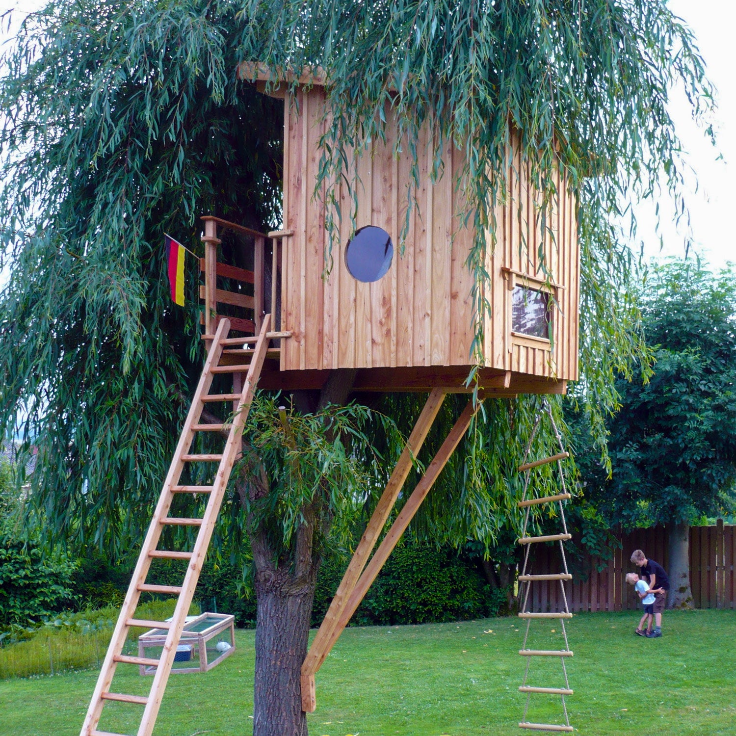 Small cheap budget treehouse for kids (first treehouses built by baumbaron:)