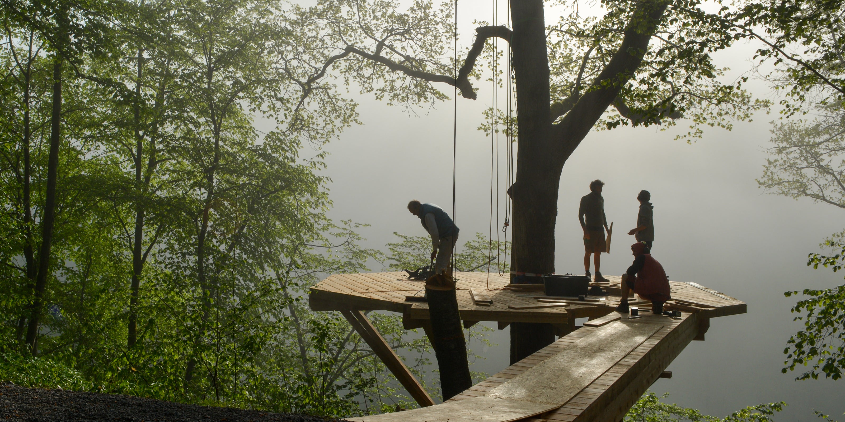 building a treehouse platform wooden construction (by baumbaron)